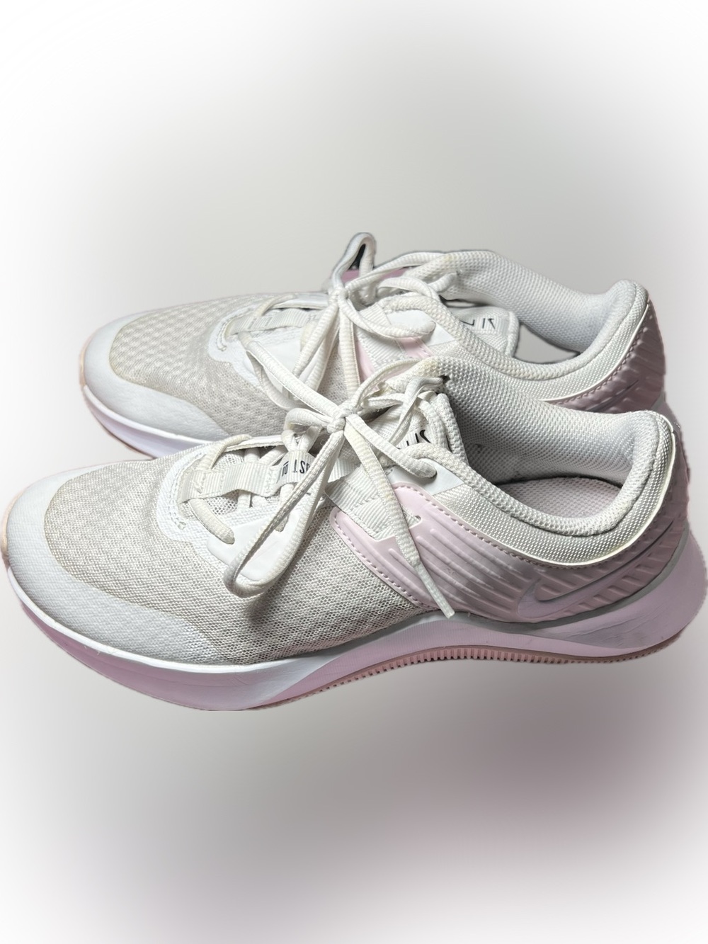 Nike MC Trainer Platinum Tint Metallic Silver Athletic Shoes White & Pink US 8